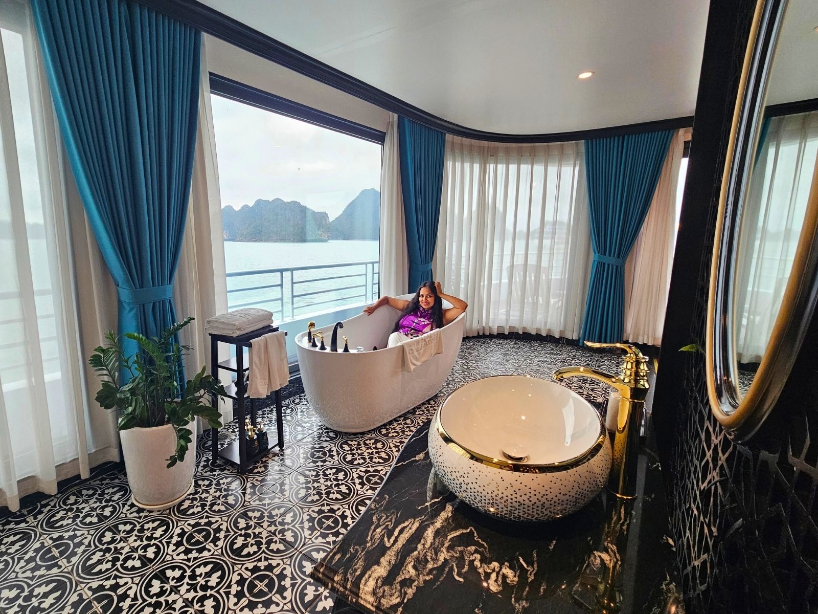 Itinerary Vietnam Vegan Travel Luxury room in the cruise overlooking the Ha Long Bay in Vietnam